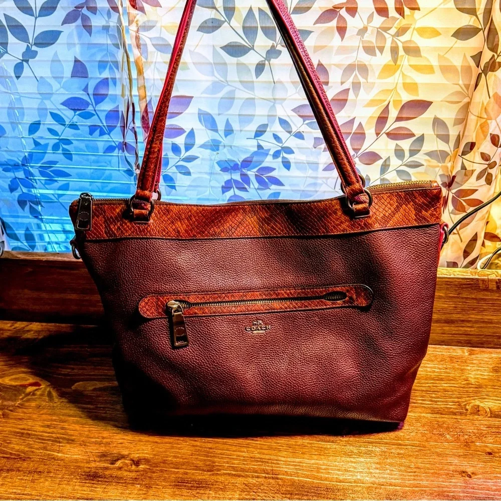 STUNNING β¨ Coach Embossed Leather Tote β Wine/Burgundy with Snake Print Trim β¨β - Picture 2 of 14